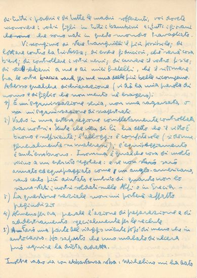 L’immagine riproduce la seconda facciata della lettera di Gianfranco Sarfatti ai genitori, scritta il giorno prima di tornare in Italia per unirsi alle formazioni partigiane.
Il documento è scritto in penna blu.