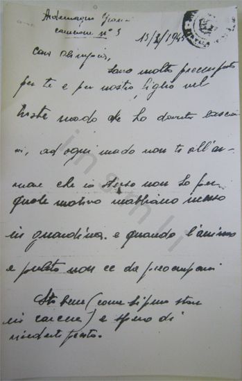 L’immagine riproduce la fotocopia della prima facciata della lettera di Giovanni Ardemagni, scritta alla moglie Olimpia poco dopo l’arresto. La data trascritta è ovviamente errata, essendo stato egli arrestato nel marzo del 1944 e non del 1945. Il documento è vergato in penna su entrambi i lati di un foglietto bianco.