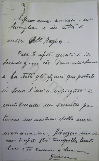 L’immagine riproduce la fotocopia della seconda facciata della lettera di Giovanni Ardemagni, scritta alla moglie Olimpia poco dopo l’arresto. Alla fine del documento l’autore porge il suo saluto alla moglie e ad altre due persone, i cui nomi sono sfortunatamente non intelligibili. Il documento è vergato in penna su entrambi i lati di un foglietto bianco.