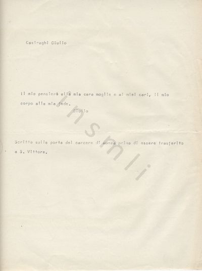 L’immagine riproduce la trascrizione a macchina della frase scritta da Giulio Casiraghi sulla porta del carcere di Monza prima del trasferimento a San Vittore (Milano). In alto nel documento è scritto il nome del condannato, mentre in basso una nota spiega "Scritto sulla porta del carcere di Monza prima di essere trasferito a S. Vittore.".