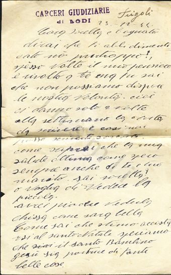 L’immagine riproduce l’ultima lettera di Giuseppe Frigoli, scritta dal carcere alla sorella ed al cognato pochi giorni prima di essere fucilato. Il documento è scritto in penna nera su un foglio con il timbro delle carceri giudiziarie di Lodi.