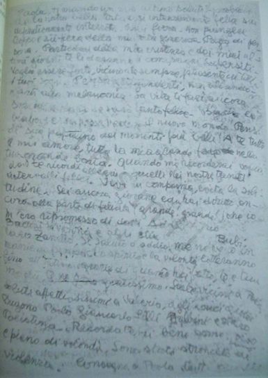 L’immagine riproduce la prima facciata dell’ultima lettera scritta da Giuseppe Pagano Pogatschnig dall’infermeria del lager. Il documento in realtà è composto da tre diverse missive scritte una dietro l’altra, con calligrafia fitta, a matita, su un foglio quasi trasparente.