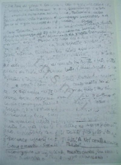 L’immagine riproduce la seconda facciata dell’ultima lettera scritta da Giuseppe Pagano Pogatschnig dall’infermeria del lager. Il documento in realtà è composto da tre diverse missive scritte una dietro l’altra, con calligrafia fitta, a matita, su un foglio quasi trasparente.