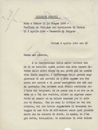 L’immagine riproduce la prima pagina della trascrizione a macchina dell’ultima lettera di Giuseppe Perotti alla moglie Renza. Nella parte alta del documento vi sono alcuni brevi cenni biografici (cancellati da delle righe oblique, manoscritte, in penna nera) e la scritta "Perotti 1" nell’angolo a sinistra.