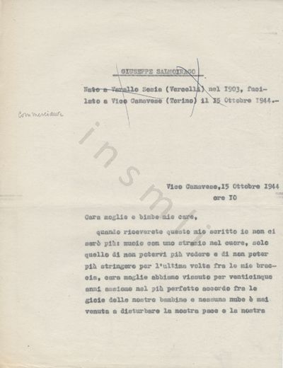 L’immagine riproduce la prima pagina della trascrizione a macchina della lettera di Giuseppe Salmoirago alla moglie e alle figlie, scritta poco prima della sua esecuzione. In alto vi sono alcuni cenni biografici cancellati da righe manoscritte con una penna nera.