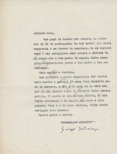 L’immagine riproduce la terza pagina della trascrizione a macchina della lettera di Giuseppe Salmoirago alla moglie e alle figlie, scritta poco prima della sua esecuzione. La firma finale è cancellata e riscritta a mano, con una penna nera.