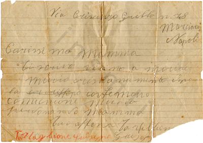 L’immagine riproduce l’ultimo messaggio di Giuseppe Tartaglione alla madre, scritto in matita su un foglio a righe. In calce al documento, accanto alla firma autografa, è riportato nuovamente (stavolta in modo corretto) il nome del condannato, vergato con una matita arancione. La calligrafia non pare la stessa dell’autore del resto del messaggio.
All’epoca dei fatti, Marcianise si trovava in provincia di Napoli.