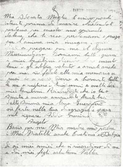 L’immagine riproduce la fotocopia dell’ultima lettera di Guerrino Sbardella alla moglie (prima parte) e ad Angelo (seconda parte). L’originale pare scritto a penna nera, su un foglio a righe con i timbri delle carceri giudiziarie di Roma (Regina Coeli).