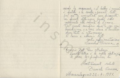 L’immagine riproduce la seconda e la terza facciata della trascrizione a mano dell’ultima lettera di Leandro Corona, fatta dal padre Daniele ed inviata al Dott. Piero Malvezzi, come si può leggere in fondo alla pagina, sotto la riga orizzontale a matita. Il documento è scritto a penna nera sulla prima e la terza facciata di un foglio a righe simil-protocollo, ma dalle dimensioni di un quadernino.
