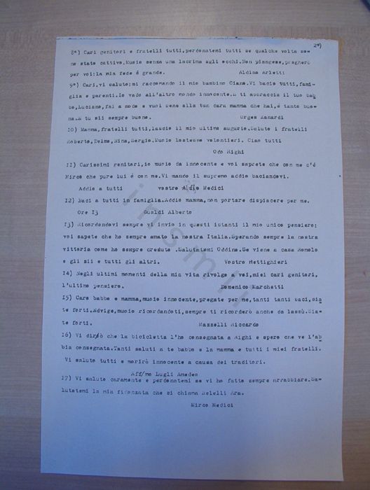 I biglietti scritti dai 60 ostaggi il 20 novembre 1944 e consegnati all’allora arciprete di Limidi don Walter Silvestri furono tutti ricopiati da quest’ultimo subito dopo la guerra. Questa immagine riproduce la seconda pagina della copia a macchina, da lui eseguita su quattro fogli, nel luglio 1945. Il presente messaggio è accompagnato da altri nove di diversi autori. A conclusione dell’intero elenco don Silvestri pose la seguente nota che spiega le ragioni per cui egli raccolse solo 41 messaggi mentre 60 erano i condannati a morte: «Alcuni non scrissero perché la mano non reggeva la matita (o penna) che loro prestava. Altri scrissero solamente qualche espressione sconnessa e senza firma. Altri infine scrissero sul muro della Chiesa cui erano appoggiati». 