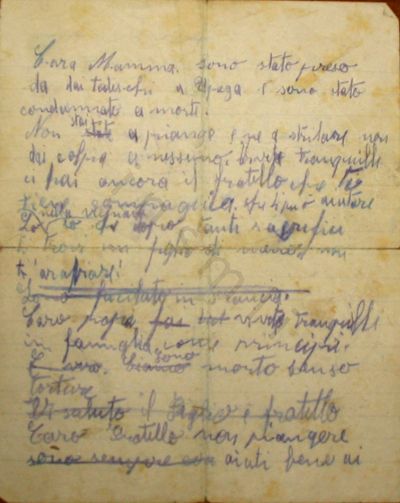 L’immagine riproduce la prima facciata dell’ultima lettera di Lorenzo Alberti ai familiari. Il documento è scritto con una matita blu su un foglietto.