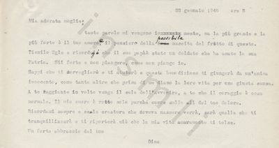 L’immagine riproduce la trascrizione a macchina della lettera di Luigi Savergnini alla moglie, scritta poche ore prima della sua esecuzione. 
Nella trascrizione sono presenti alcune correzioni fatte a mano con una penna nera.