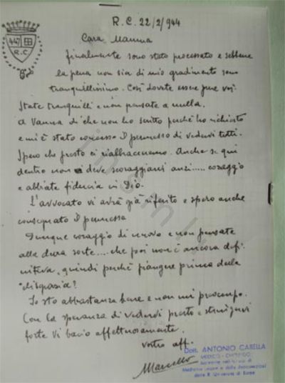 L’immagine riproduce la fotografia dell’ultima lettera di Marcello Bucchi, scritta alla madre dal carcere probabilmente il giorno della sentenza del Tribunale militare di guerra tedesco. Lo stemma in alto a sinistra è opera dello stesso Bucchi: in esso si notano il nome della cella (447), le sbarre e la sigla R.C. che sta per Regina Coeli.