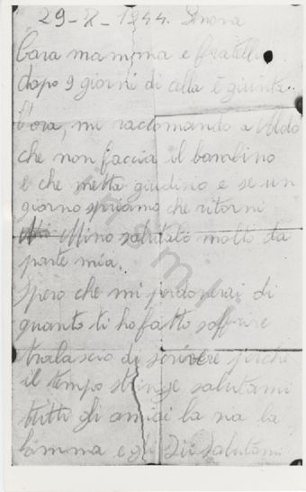 L’immagine riproduce la fotografia della prima pagina della lettera di Mario Cassurino alla madre e al fratello, scritta il giorno del suo processo e della sua esecuzione. L’originale  è probabilmente scritto a matita su un foglio bianco.