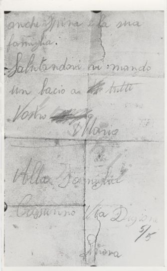 L’immagine riproduce la fotografia della seconda pagina della lettera di Mario Cassurino alla madre e al fratello, scritta il giorno del suo processo e della sua esecuzione. L’originale  è probabilmente scritto a matita su un foglio bianco.
