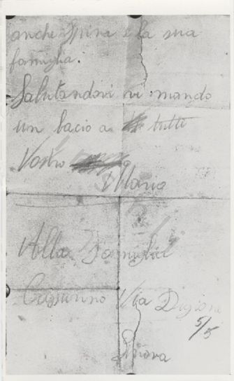 L’immagine riproduce la fotografia della seconda pagina della lettera di Mario Cassurino alla madre e al fratello, scritta il giorno del suo processo e della sua esecuzione. L’originale  è probabilmente scritto a matita su un foglio bianco.
