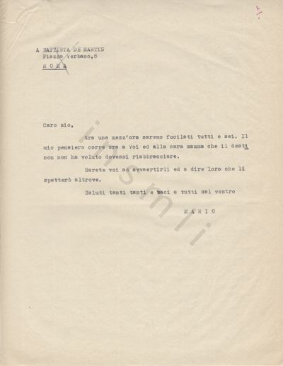 L’immagine riproduce la trascrizione a macchina dell’ultima lettera di Mario De Martis allo zio, presumibilmente poco prima della sua fucilazione. In alto è annotato un indirizzo (quello dello stesso zio, probabilmente), cancellato con una croce tracciata a mano, con una matita.