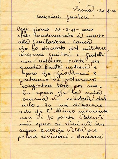 L’immagine riproduce la prima facciata dell’ultima lettera di Mario Surrentino ai genitori, scritta dal carcere di Verona e consegnata clandestinamente al cappellano don Carlo Signorato, che la fece pervenire alla famiglia.
Il documento è vergato in penna nera sulle prime due facciate di un foglio in protocollo a righe delle dimensioni di un quadernetto.