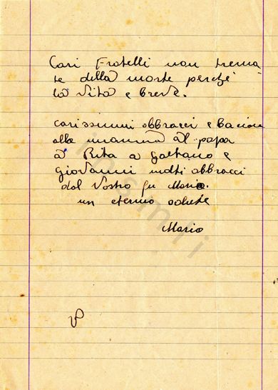 L’immagine riproduce la seconda facciata dell’ultima lettera di Mario Surrentino ai genitori, scritta dal carcere di Verona e consegnata clandestinamente al cappellano don Carlo Signorato, che la fece pervenire alla famiglia.
Il documento è vergato in penna nera sulle prime due facciate di un foglio in protocollo a righe delle dimensioni di un quadernetto.