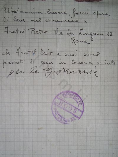 L’immagine riproduce l’ultimo messaggio di Michele Ezio Spizzichino, gettato dal treno che lo avrebbe condotto ad Auschwitz. Il documento è scritto a penna su un foglio a quadretti strappato da un bloc notes. L’ultima riga "per la Germania" sembra non essere opera della mano di Spizzichino. Nella parte inferiore è impresso il timbro "verificato per censura - 8003".