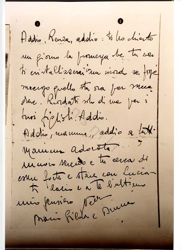 L’immagine riproduce il messaggio scritto a mano da Nello Orsini in carcere prima dell’impiccagione avvenuta il 26 agosto 1944. Il messaggio, scritto a penna su un bigliettino di carta bianca, fu affidato a un compagno di prigionia anch’egli fucilato il medesimo giorno in località Camerlona a pochi chilometri dal luogo in cui furono impiccati gli Orsini.	