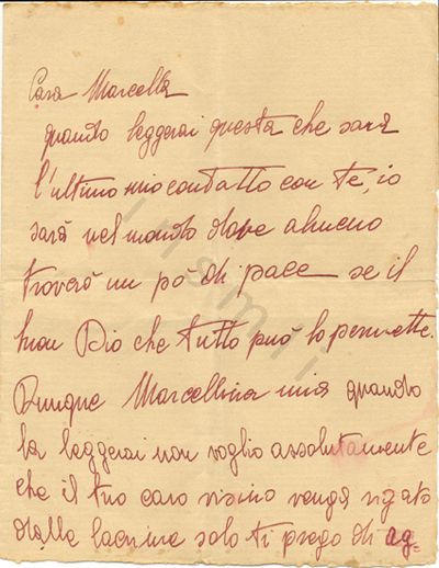 L’immagine riproduce la prima facciata della lettera scritta nelle carceri di via Tasso da Orlando Orlandi Posti, indirizzata a Marcella Banelli, la ragazza di cui era innamorato.
Il documento è scritto a penna su foglio bianco. 