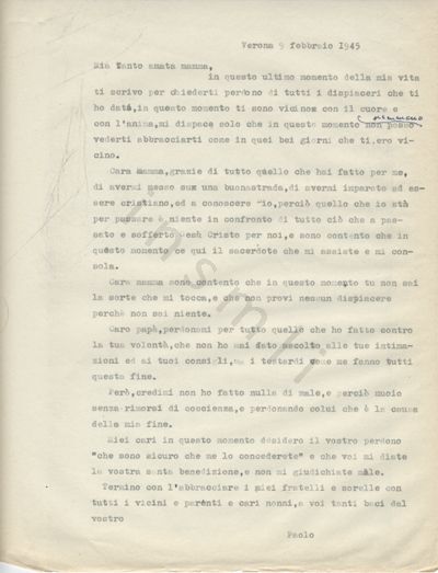 L’immagine riproduce la trascrizione a macchina dell’ultima lettera scritta da Paolo Casanova ai genitori, il giorno stesso della fucilazione. Il documento è dattilografato in inchiostro nero, eccezion fatta per un’aggiunta in penna blu, alla quarta riga del primo paragrafo (la parola "nemmeno").