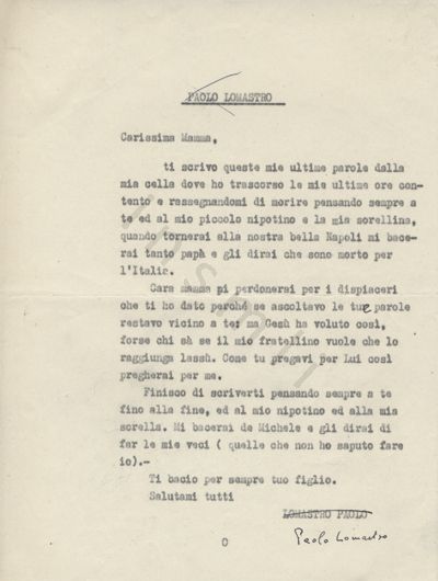 L’immagine riproduce la trascrizione a macchina dell’ultima lettera di Paolo Lomasto alla madre. In alto al documento, così come nella firma in basso, il nome di Lomasto è scritto in modo errato (Lomastro). In entrambi i casi è cancellato da righe tracciate in penna. La seconda firma è trascritta a mano, in penna nera.