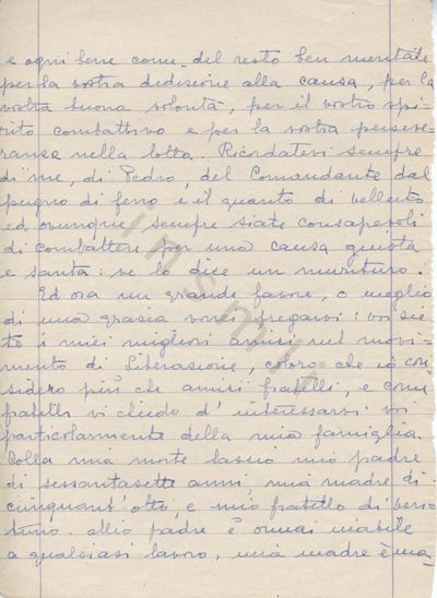 L’immagine riproduce la seconda facciata della trascrizione a mano della lettera di Pietro Ferreira agli amici Monti, Pino e Silvio il giorno prima della sua esecuzione. Il documento è scritto a penna blu su due foglii strappati da un quadernetto a righe.