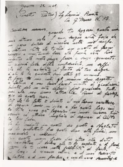 L’immagine riproduce la fotografia della prima pagina della lettera di Pietro Pinetti ai genitori. L’originale è scritto a penna nera su un foglio di carta bianco lasciatogli dal carcere.