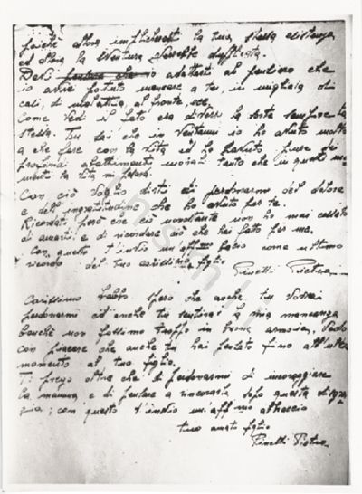 L’immagine riproduce la fotografia della seconda pagina della lettera di Pietro Pinetti ai genitori. L’originale è scritto a penna nera su un foglio di carta bianco lasciatogli dal carcere.