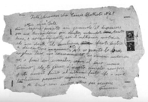 L’immagine riproduce l’ultimo messaggio scritto da Pierino Turrini, premubilmente il 22 dicembre, il giorno prima della strage di Sabbiuno in cui si pensa sia stato ucciso. Si tratta comunque di supposizioni poichè il suo corpo non è stato ritrovato.