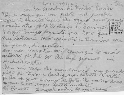 L’immagine riproduce la prima facciata dell’ultima lettera di Pompeo Bergamaschi, scritta ai compagni di lotta il giorno della sua condanna a morte. Nel lato sinistro del documento è impresso il timbro "Istituto storico della Resistenza in Piemonte".