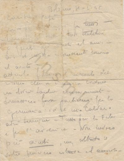 L’immagine riproduce la prima facciata della lettera di Renato Dalla Palma scritta al padre dal lager di Bolzano pochi giorni prima della deportazione a Mauthausen.
Il documento è scritto a matita.