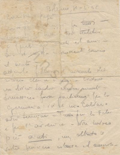 L’immagine riproduce la prima facciata della lettera di Renato Dalla Palma scritta al padre dal lager di Bolzano pochi giorni prima della deportazione a Mauthausen.
Il documento è scritto a matita.