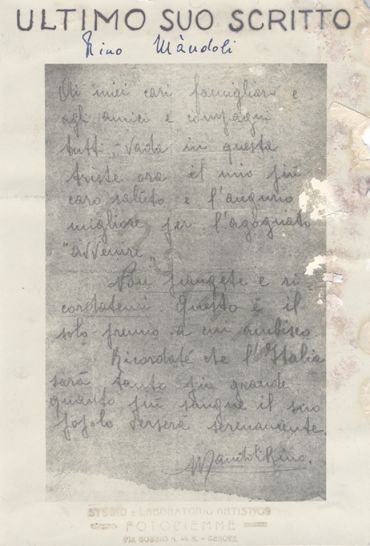 L’immagine riproduce la fotografia dell’ultimo scritto di Rino Mandoli, come spiega la didascalia in alto, sopra il testo. Sotto invece è stampato il timbro dello "studio e laboratorio artistico Fotopiemme" di Genova.