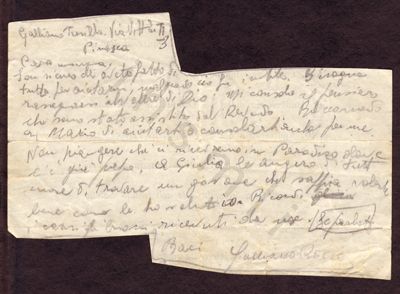 L’immagine riproduce l’ultimo messaggio di Rocco Galliano alla madre, scritto poco prima della sua fucilazione. Il documento è scritto a matita su un foglio di carta bianco.