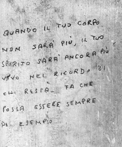 L’immagine riproduce la fotografia digitale del messaggio scritto da Sabato Martelli Castaldi sul muro della sua cella nelle carceri di Via Tasso, a Roma.