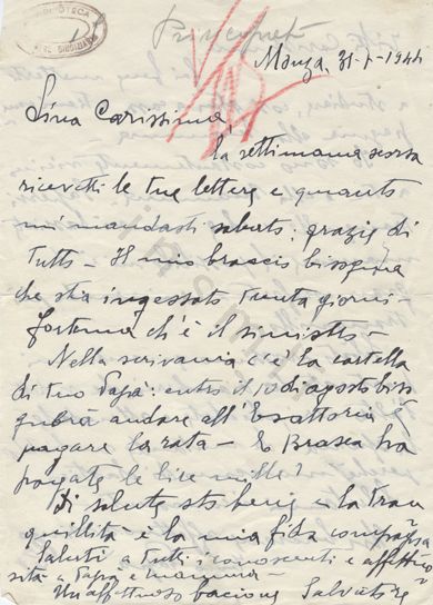 L’immagine riproduce la prima facciata dell’ultima lettera di Salvatore Principato alla moglie Marcella Chiorri, detta Lina, e alla figlia Concettina, detta Titti, scritta dal carcere di Monza. L’originale è stato scritto a penna nera su un foglio in bianco. Nella parte alta del documento si nota il segno della censura, tracciato con una matita rossa. Sempre a matita e sempre nella parte alta del documento, si può leggere la parola "Principato", vergata da una mano diversa da quella dell’autore della missiva. Nell’angolo a destra è invece visibile il timbro della "Biblioteca del carcere giudiziario".