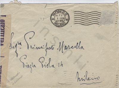 L’immagine riproduce uno dei due lati della busta contenente l’ultima lettera scritta da Salvatore Principato alla moglie e alla figlia. Al centro è ben visibile l’indirizzo del destinatario, ovvero la moglie Marcella; in alto invece, si può notare il timbro delle poste di Monza, con la data "I.VIII.44". A sinistra infine, si distingue la parte inferiore della striscia adesiva con la scritta "censura/Verifica", apposta per richiudere l’involucro dopo l’approvazione del contenuto della missiva da parte della Commissione provinciale censura.