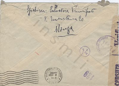 L’immagine riproduce uno dei due lati della busta contenente l’ultima lettera scritta da Salvatore Principato alla moglie e alla figlia. In alto si legge chiaramente il nome del mittente, sopra l’indirizzo delle carceri di Monza. In basso, al centro, è ben visibile il timbro "Arrivi e distribuzioni" delle poste di Milano, con la data "2.VIII.44". Vi sono poi altri tre timbri nella parte destra dell’involucro: oltre ai numeri 14 e 129 (quest’ultimo già presente sul retro della lettera), si può notare quello della Commissione provinciale censura, che si sovrappone parzialmente alla striscia adesiva con la scritta "censura/Verifica", utilizzata per richiudere il margine della busta dopo l’approvazione del contenuto della missiva da parte della medesima commissione.