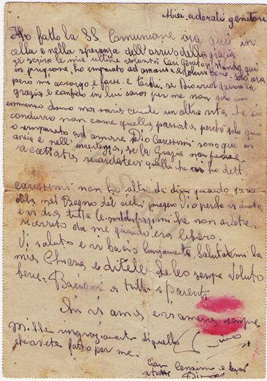 L’immagine riproduce la lettera di Secondo Brignolo, scritta ai genitori poco prima della fucilazione. Il documento è scritto a penna su di un biglietto postale dai bordi dentellati (come si nota dall’immagine).