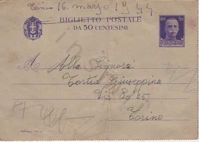 L’immagine riproduce il retro del biglietto postale su cui Secondo Brignolo ha scritto l’ultima lettera ai genitori, poco prima della fucilazione. Si nota, oltre alla data, l’indirizzo del destinatario.