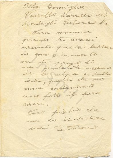 L’immagine riproduce la lettera di Settimio Vassallo alla madre, scritta poco prima di essere fucilato. Il messaggio è stato consegnato alla destinataria dal cappellano dello stesso reparto Rsi che ne ha fucilato il figlio.
Il documento è scritto a matita su un foglio bianco piegato a metà, scritto solo sulla parte destra.