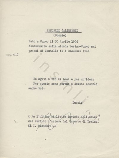 L’immagine riproduce la trascrizione a macchina di quello che è probabilmente l’ultimo biglietto inviato da Tancredi Galimberti agli amici del PdA dal Carcere di Torino (il primo dicembre 1944), come anche scritto nella didascalia in basso al documento, cancellata con una riga ondulata a mano, in penna blu. In alto invece vi sono alcuni cenni biografici.