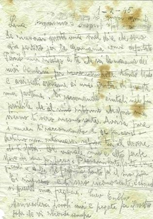 L’immagine riproduce la lettera scritta da Tullio Degasperi alla moglie, pare a bordo della tradotta ferroviaria per Mauthausen, e gettato fuori dal vagone avvolto attorno a un sasso. Il documento è scritto a matita su carta semplice, spiegazzata e macchiata. 