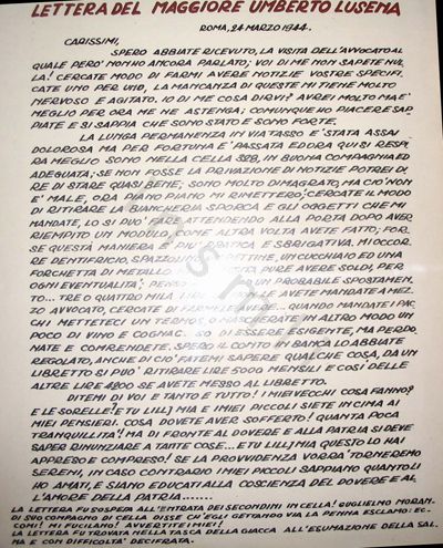 L’immagine riproduce la trascrizione a stampa dell’ultima "lettera del maggiore Umberto Lusena" come scritto in intestazione. Una nota in calce invece spiega che "La lettera fu sospesa all’entrata dei secondini in cella! Guglielmo Morandi suo compagno di cella disse ch’egli gettando via la penna esclamò: eccomi! Mi fucilano! Avvertite i miei! La lettera fu trovata nella tasca della giacca all’esumazione della salma e con difficoltà decifrata."