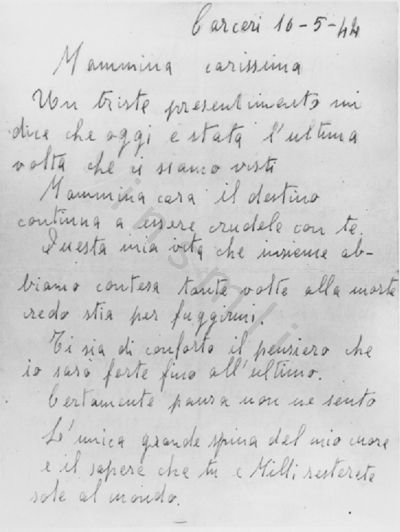 L’immagine riproduce la fotografia della prima pagina della lettera di Valerio Bavassano alla madre, scritta dal carcere tre giorni prima di essere fucilato al Colle del Turchino.