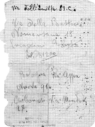 L’immagine riproduce il retro dell’ultima lettera di Valrigo Mariani, scritta alla partenza da Monaco di Baviera alla volta di Mauthausen. Su di esso sono vergati alcuni indirizzi ai quali, secondo Eugenio Iafrate (famigliare di Valrigo Mariani e curatore del sito <a href=http://www.deportati4gennaio1944.it/ target="blank">http://www.deportati4gennaio1944.it/</a>)"...gli agenti di pubblica sicurezza italiani di scorta al convoglio di deportati da Roma a Mauthausen, via Dachau, dovevano portare informazioni. Il tutto in cambio di pochi denari e tessere annonarie."