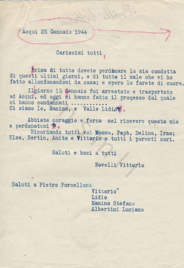 L’immagine riproduce la trascrizione a macchina dell’ultima lettera di Vittorio Novelli alla famiglia. La trascrizione è dattilografata con inchiostro blu su un foglio bianco, ma sono anche numerose le correzioni manoscritte con una penna rosa.